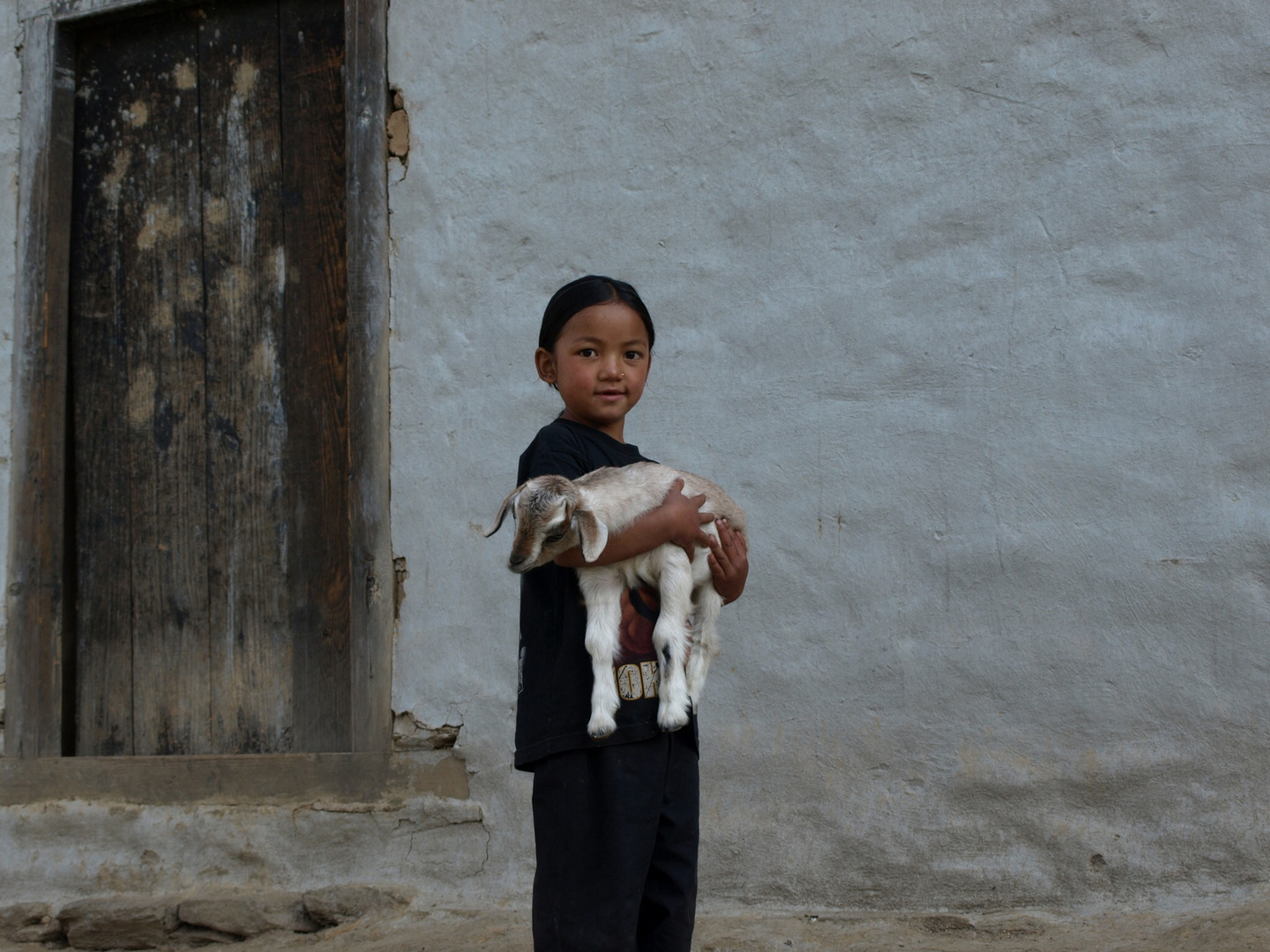 Junges Mädchen mit Ziege in Nepal