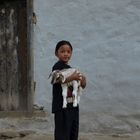 Junges Mädchen mit Ziege in Nepal