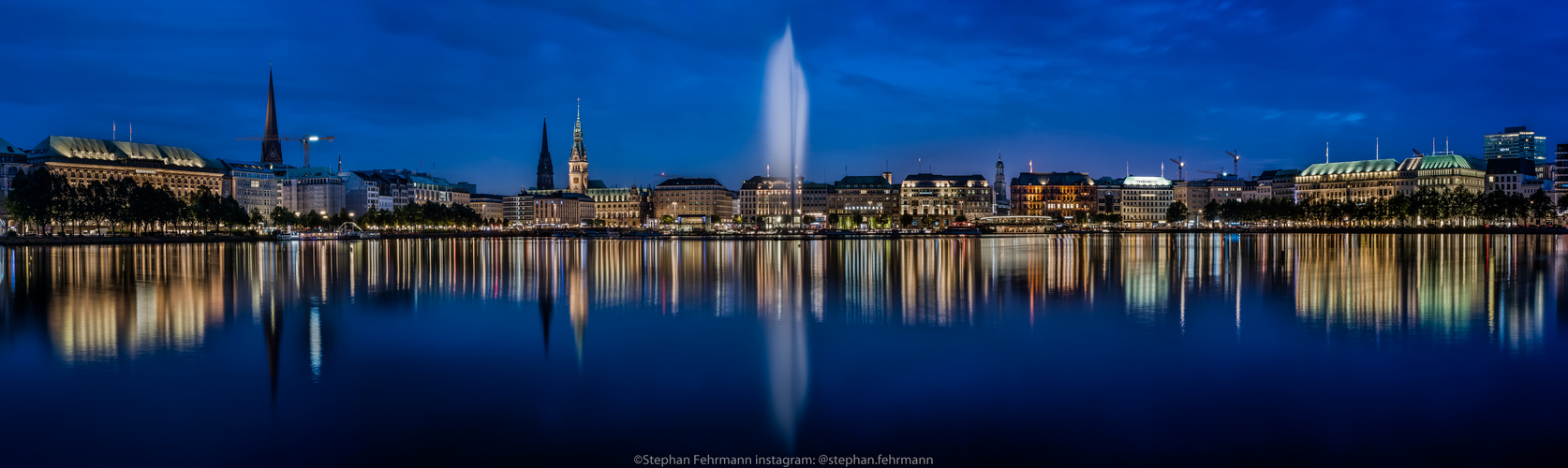 Jungfernstieg in der blauen Stunde