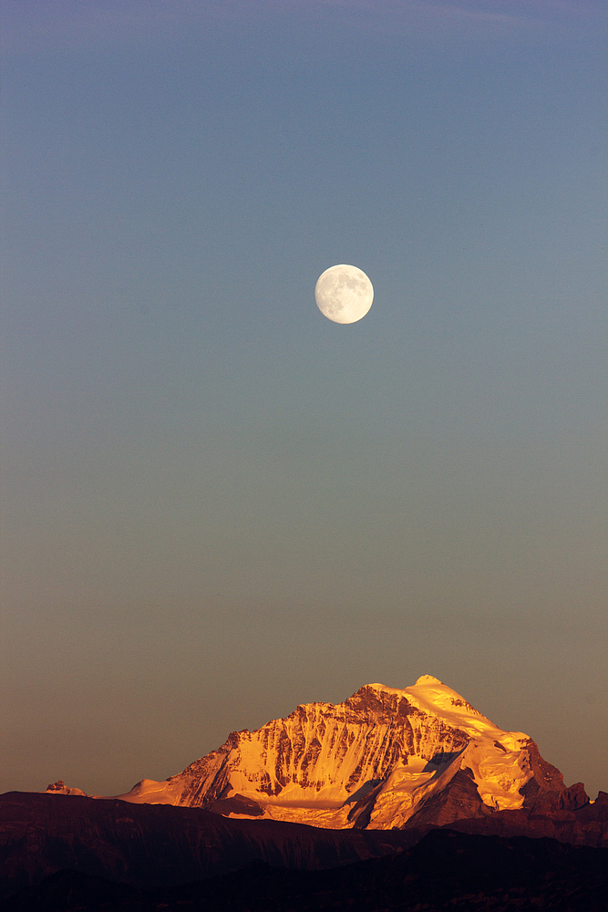 Jungfrau im Berner Oberland, fast mit Vollmond