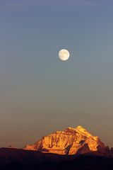 Jungfrau im Berner Oberland, fast mit Vollmond