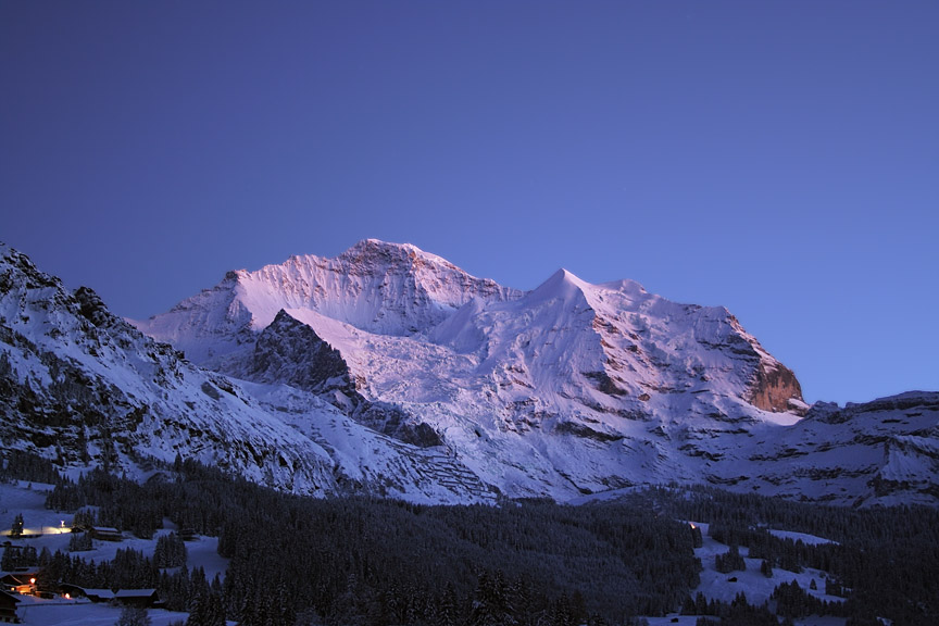 Jungfrau zur blauen Stunde von der Station Wengen aus