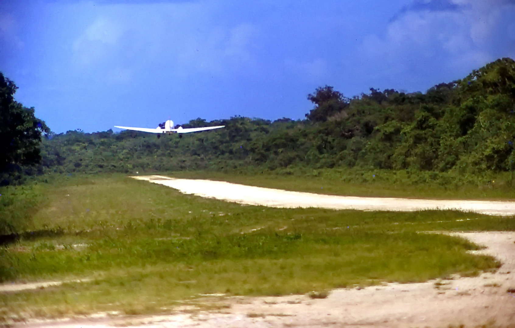 Jungle-Airport Runway, take off DC3