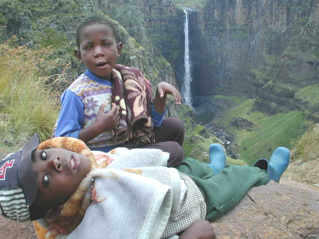 Jungs am Maletsunyane Wasserfall