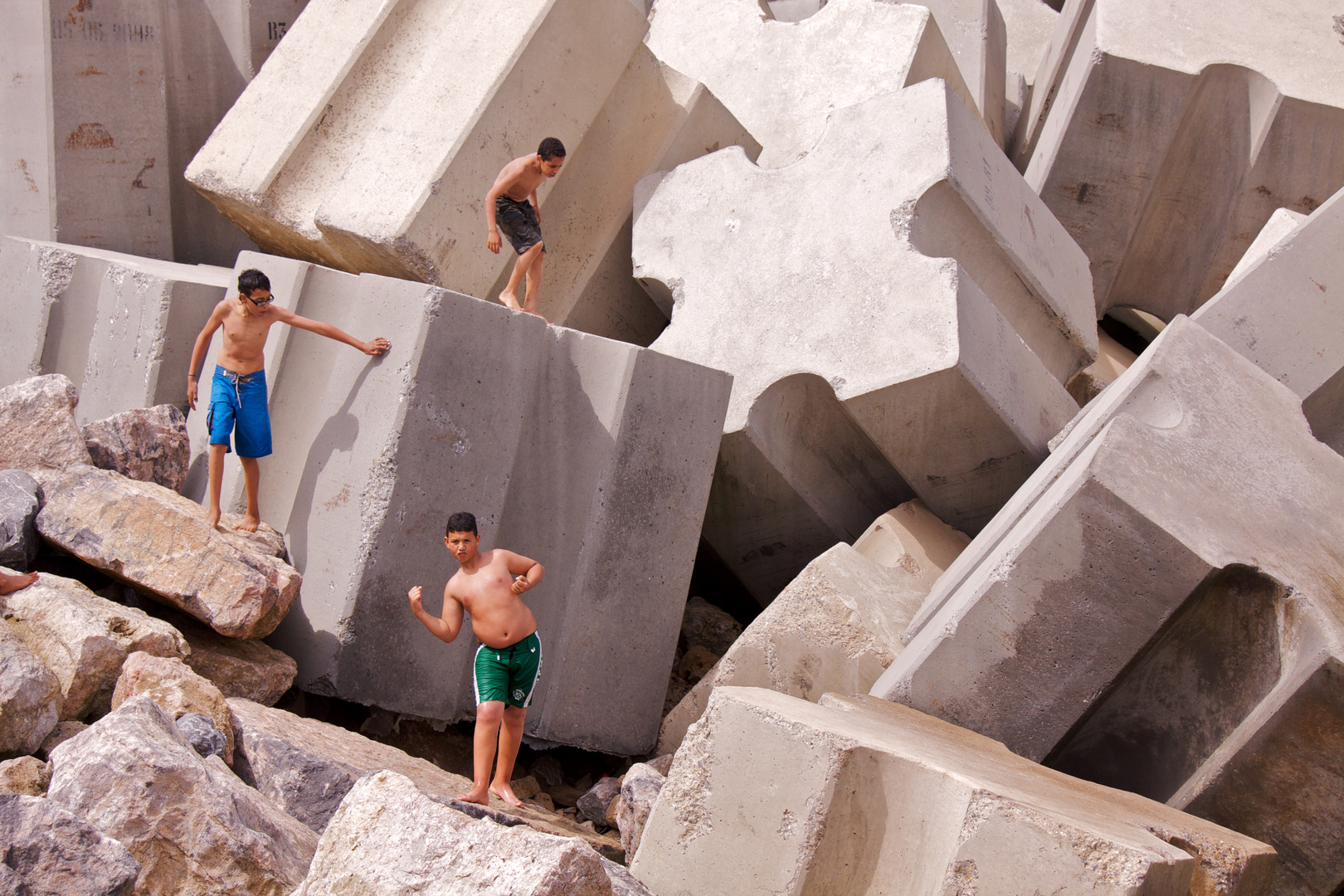 Jungs auf Wellenbrechern in Rabat