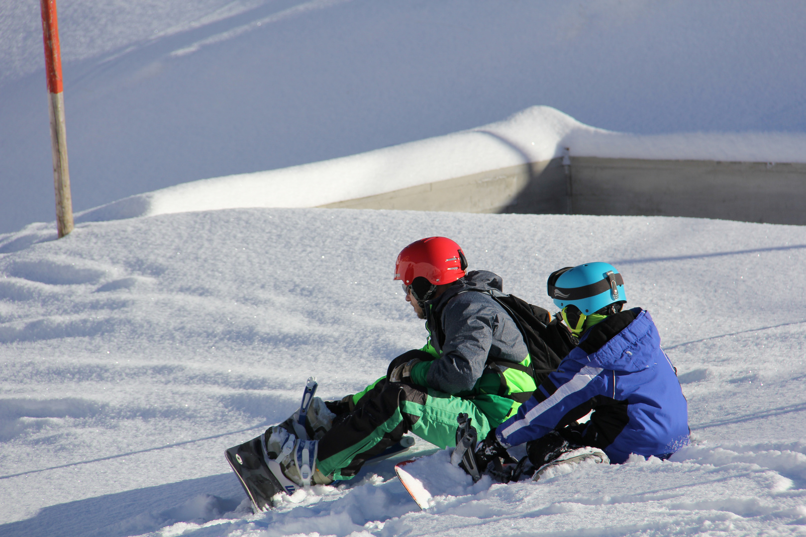 Jungs beim Snowboarden