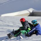 Jungs beim Snowboarden