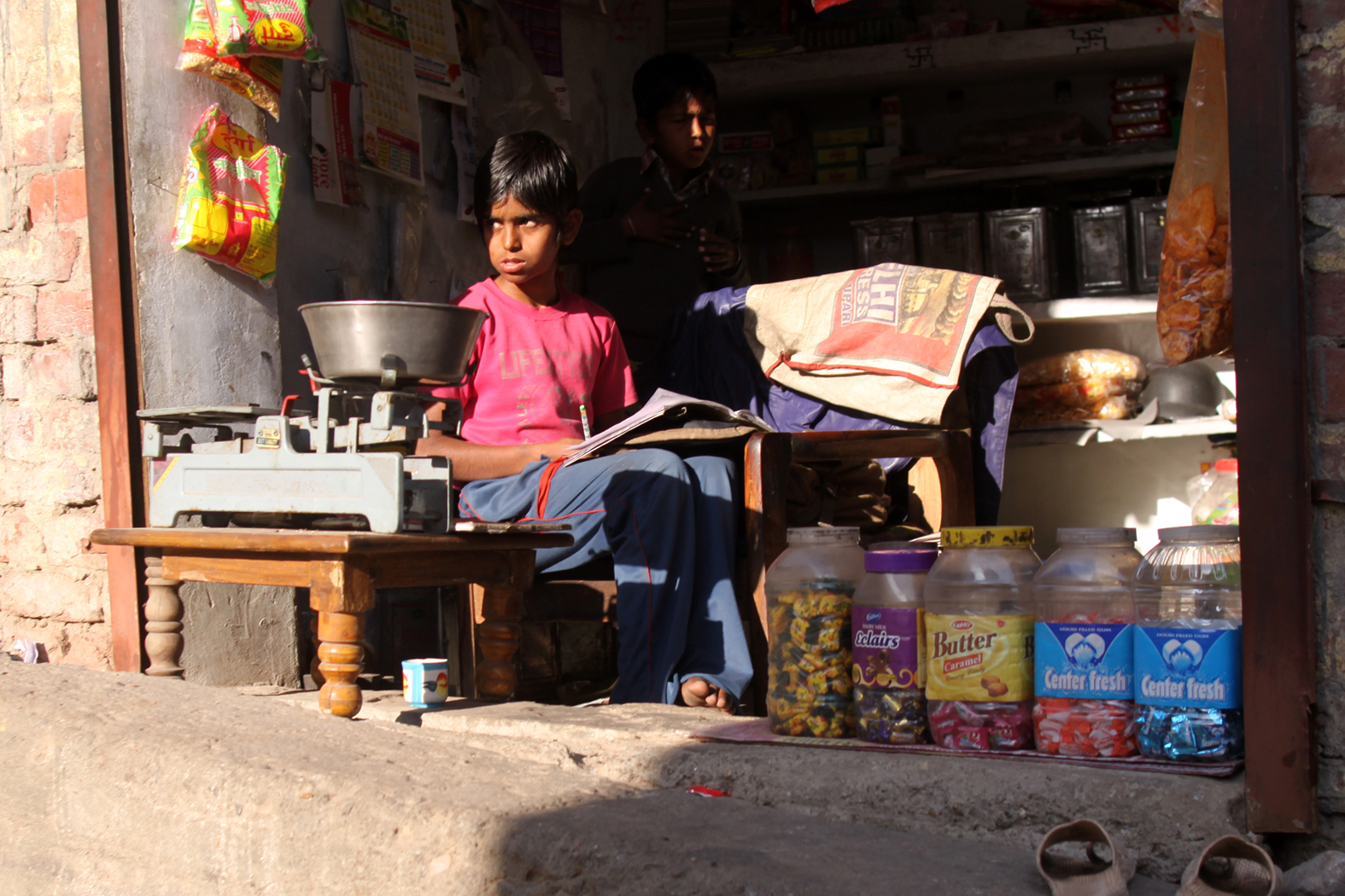 Jungs im Basar von Jaipur