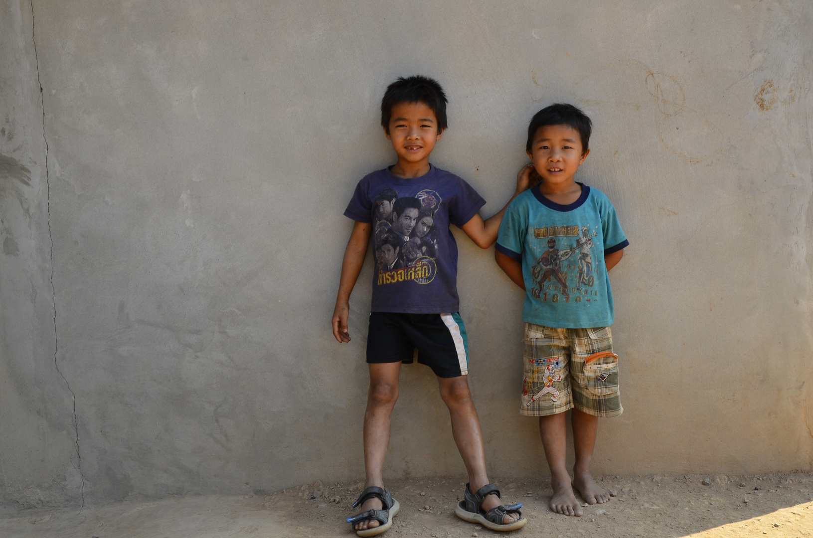 Jungs in einem armen, abgelegenen Dorf in Laos