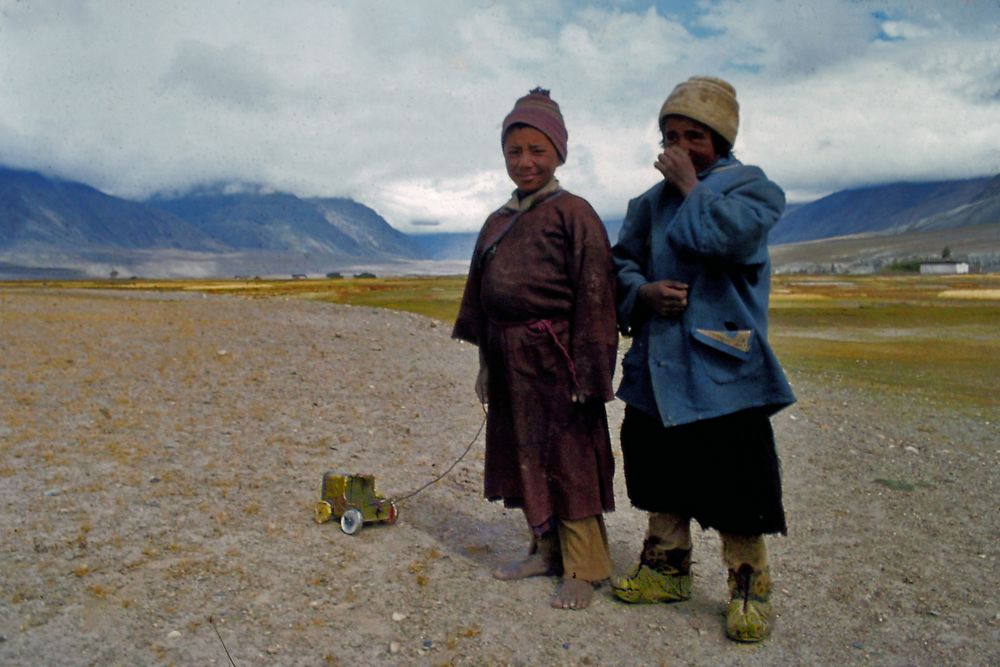 Jungs und ihr Spielzeug in Zanskar