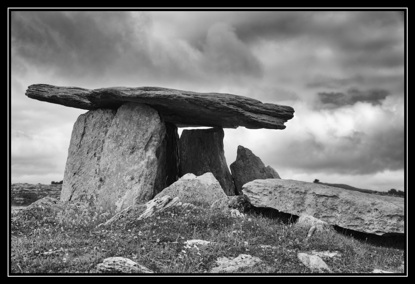 Jungsteinzeit Poulnabrone Dolmen, der Burren, Kilcorney, County Clare, Irland