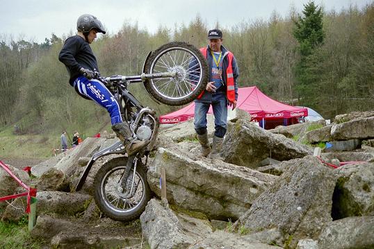 Junior beim Senkrechtstart