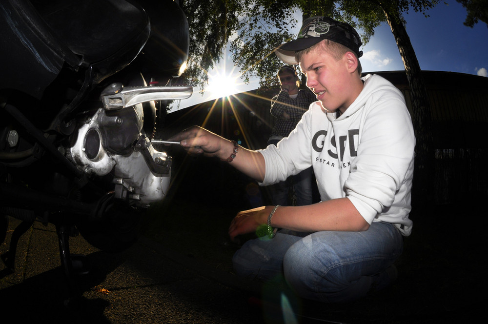 Junior schraubt am Roller 2