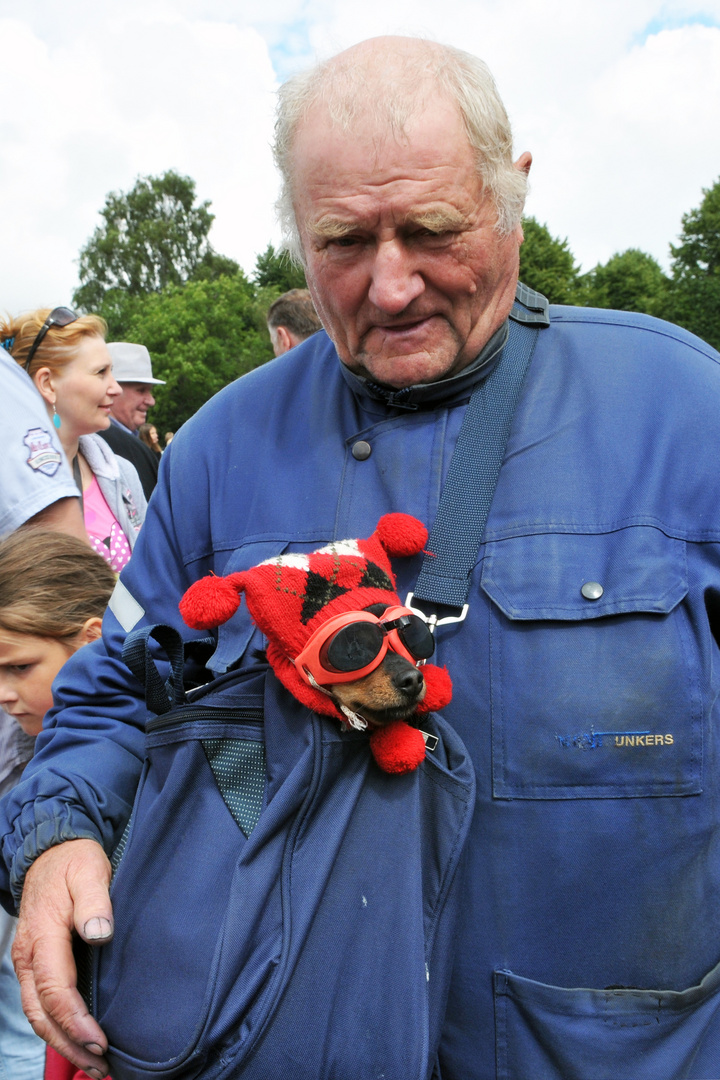 Junkers Ingenier Dr. Wolfgang Meier fährt mit seinem Schweißer Waldi zur Schicht