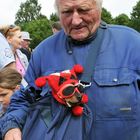 Junkers Ingenier Dr. Wolfgang Meier fährt mit seinem Schweißer Waldi zur Schicht