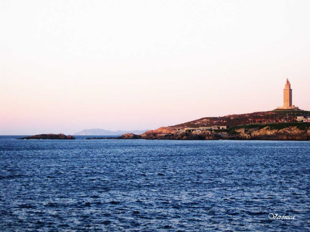 Junto a la Torre de Hércules