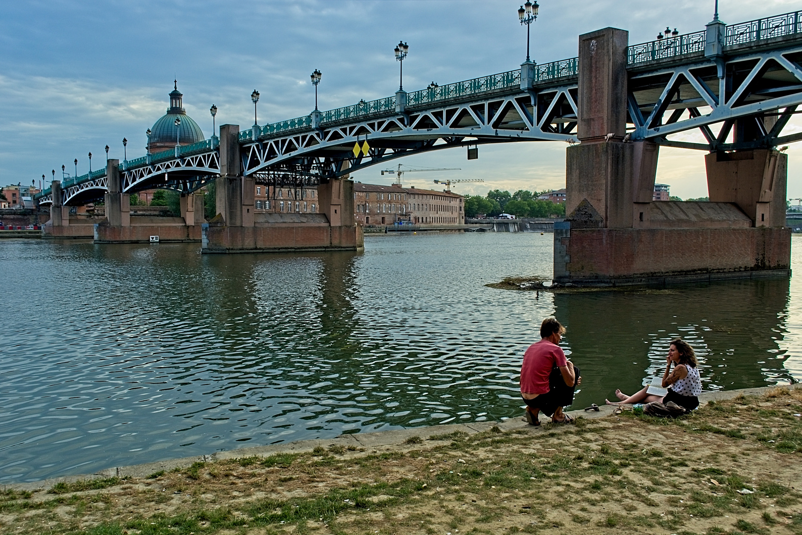 Junto al río.