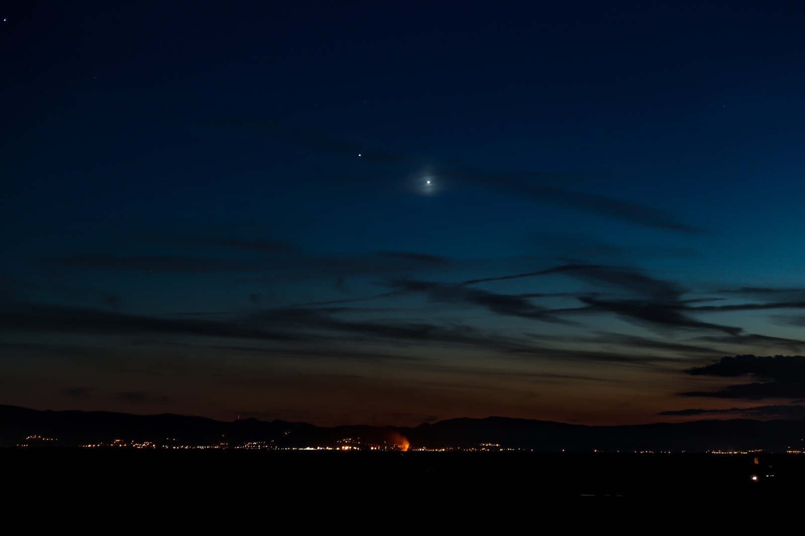 Jupiter und Venus beobachten einen Brand