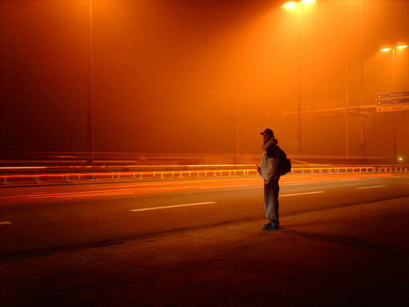 jupp auf autobahnbrücke