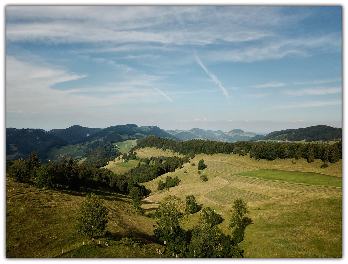 Jura Gebirge aus der sicht einer Drohne 