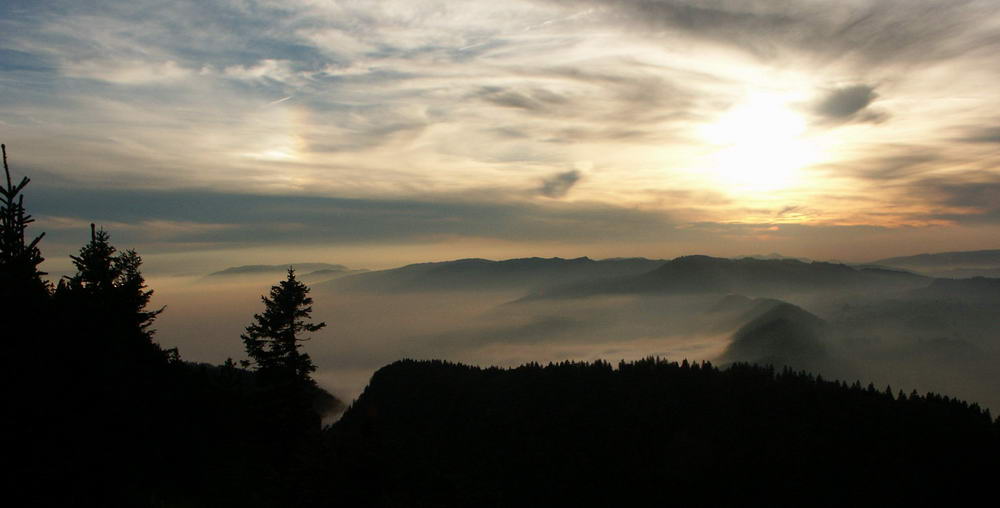 Jura(nebel)meer ohne Dinos, aber mit Halo und Nebensonne