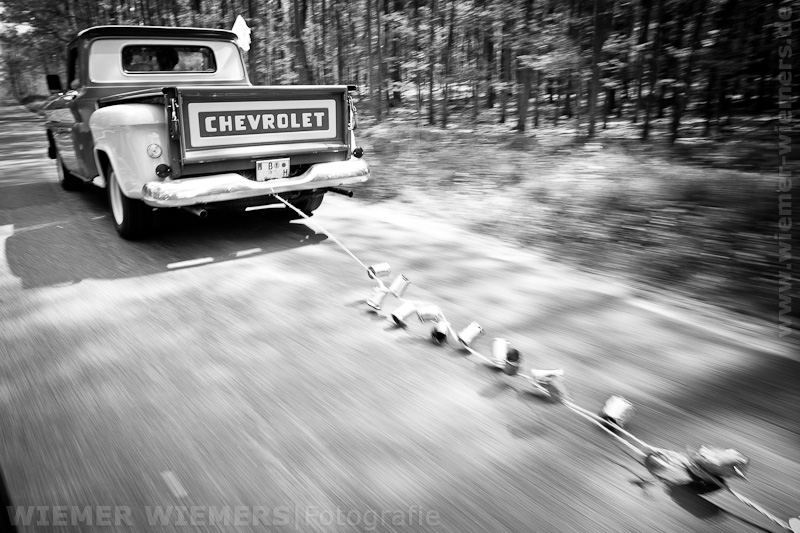 Just Married! Hochzeitfotos in Brandenburg im Chevrolet Pickup Truck C10 von Nils Wiemer Wiemers