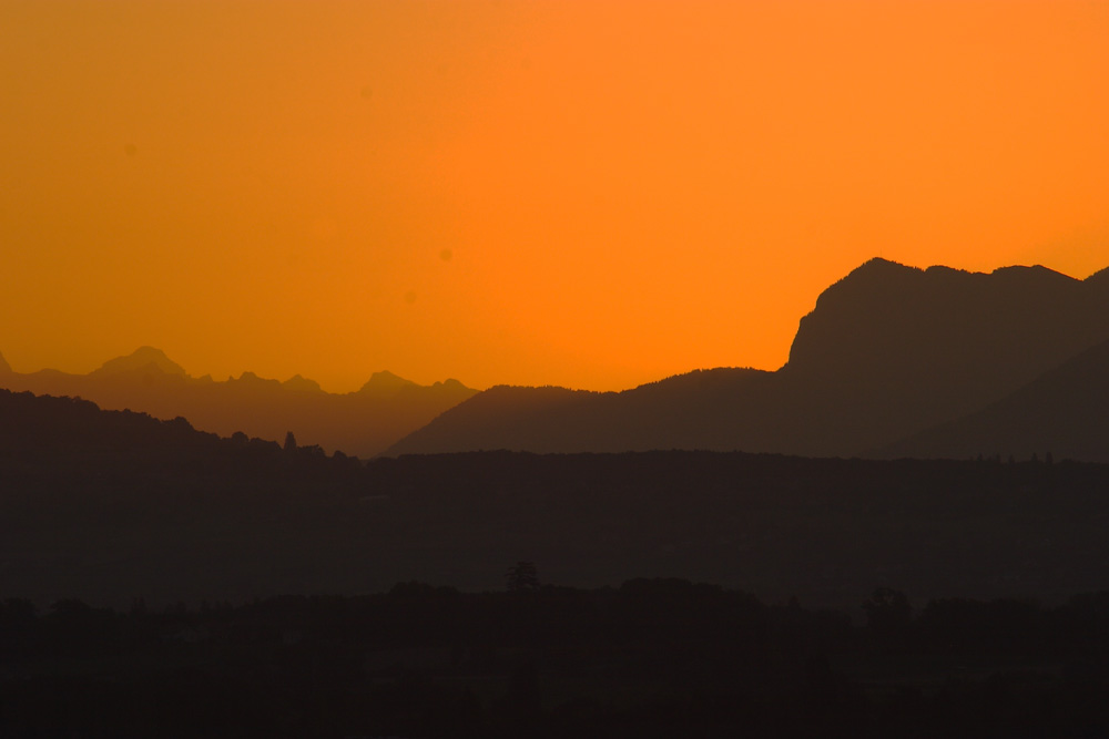 Juste avant le lever du Soleil, vue sur les Alpes vaudoises depuis Chambésy.