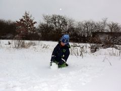 Justin baut eine Schneekugel