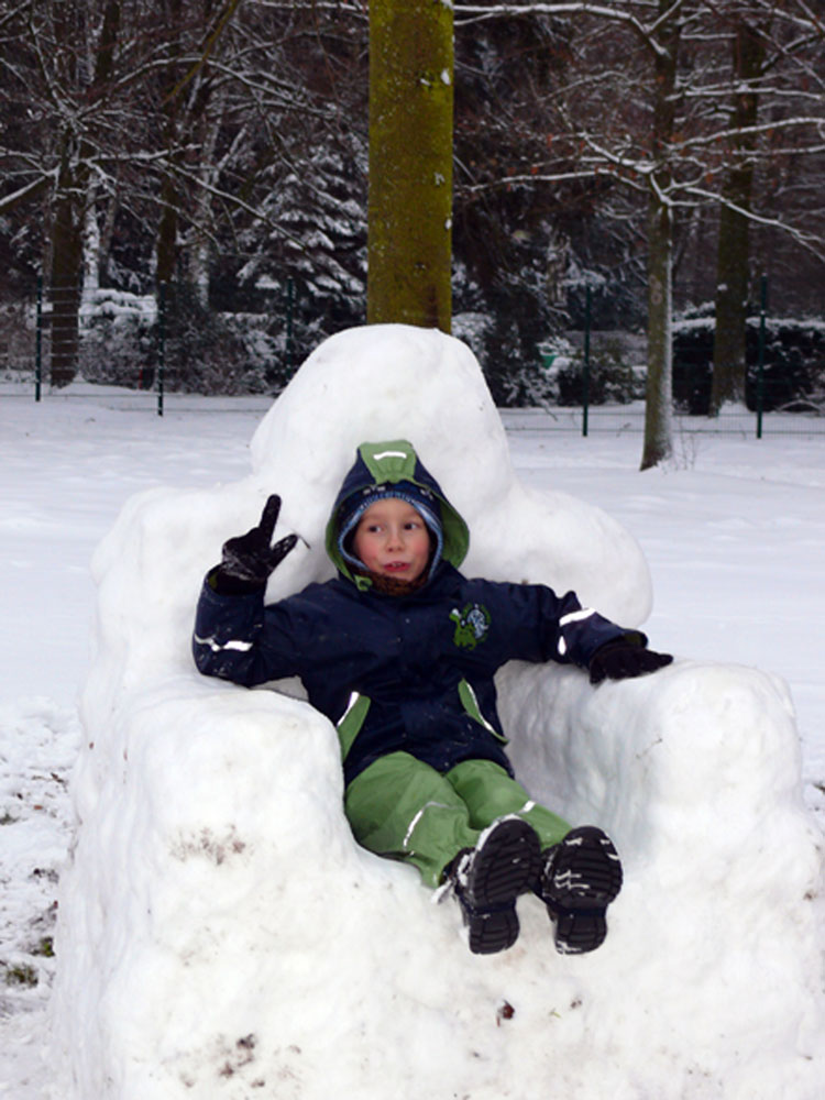 Justin der Schneekönig in seinem Thron...