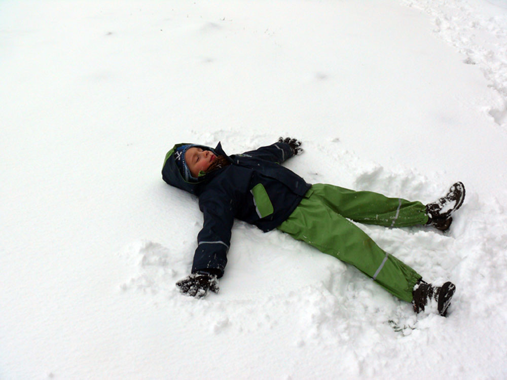 Justin macht nen Schnee-Engel