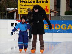 Justin mit Mama beim Schlittschuh laufen...