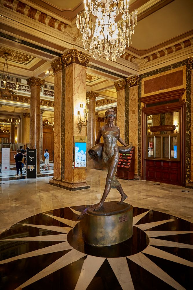 Justitia am Eingang zum Casino Monte Carlo