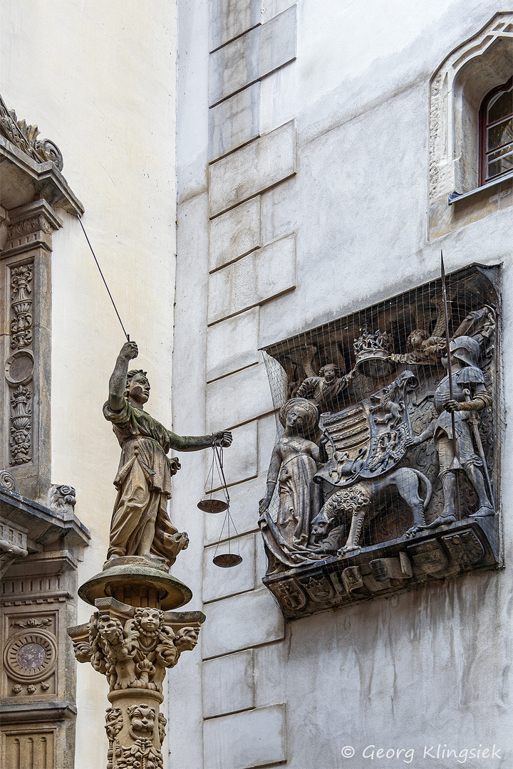 Justitia an der Rathaustreppe und ein Wappenrelief 