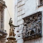 Justitia an der Rathaustreppe und ein Wappenrelief 