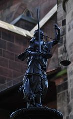 Justitia im Schatten der St. Lorenzkirche.....