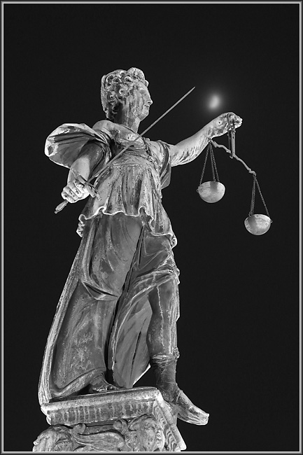 Justitia mit Mond