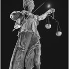 Justitia mit Mond