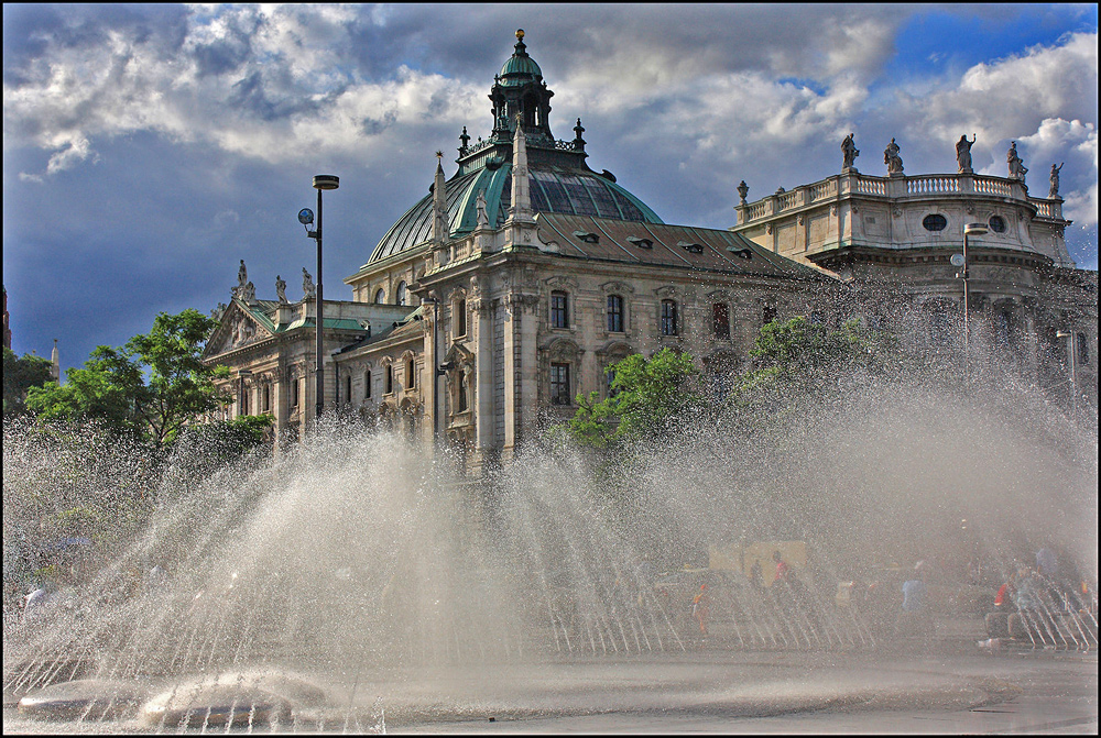 Justizgebäude München mit Stachusbrunnen