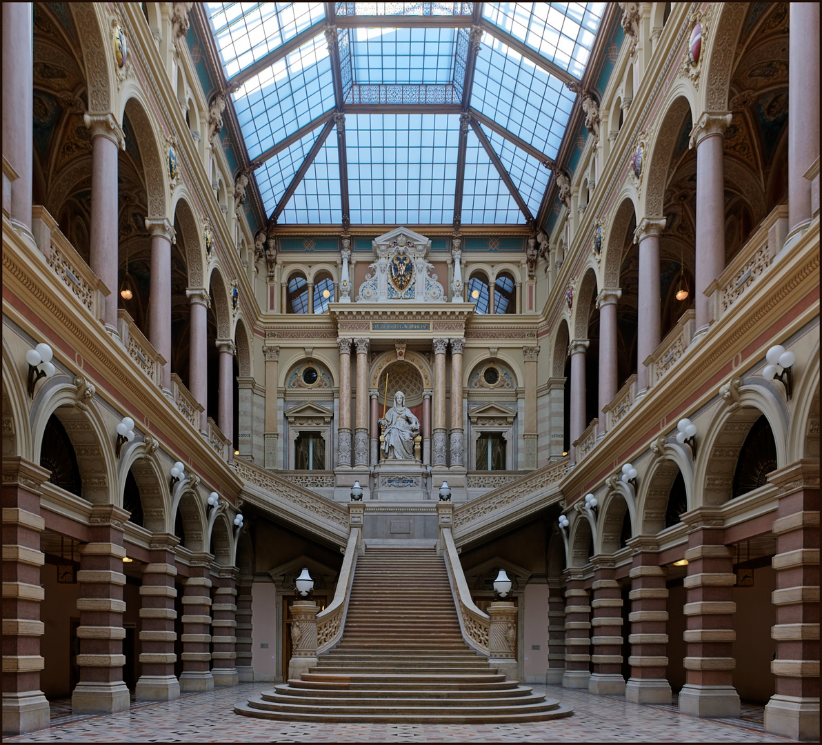 Justizpalast Wien - Aula mit der Statue der Justizia