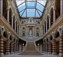 Justizpalast Wien - Aula mit der Statue der Justizia