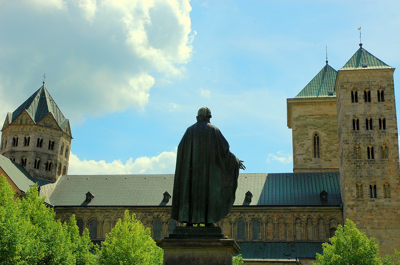 Justus Möser blickt auf den Dom