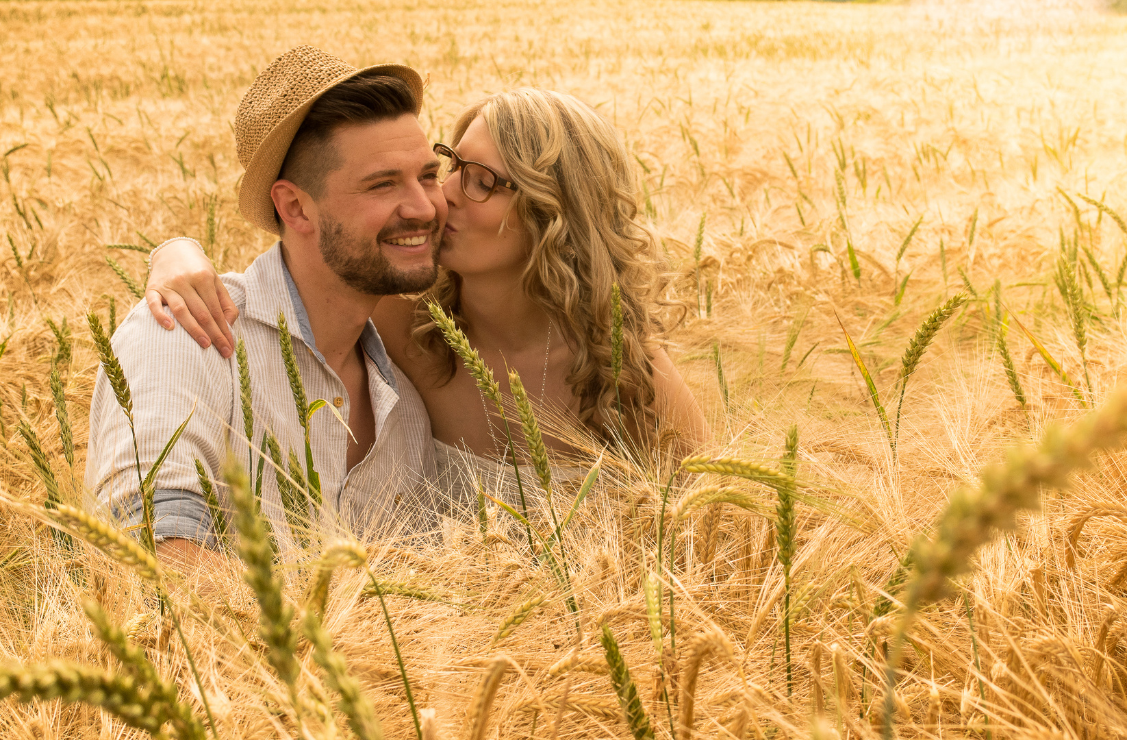 ( K ) EIN BETT IM KORNFELD