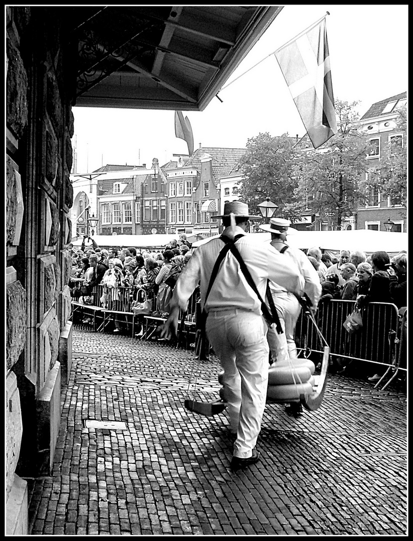 Kaasdragers in Alkmaar... Nie im Gleichschritt,,,