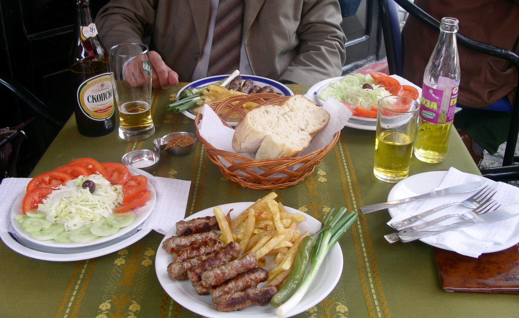 Kabapcinja, salata, leb