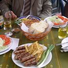 Kabapcinja, salata, leb