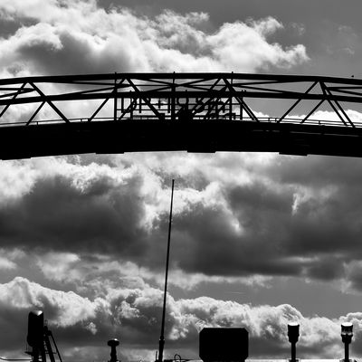 Kabelbrücke über eine Hafenbecken