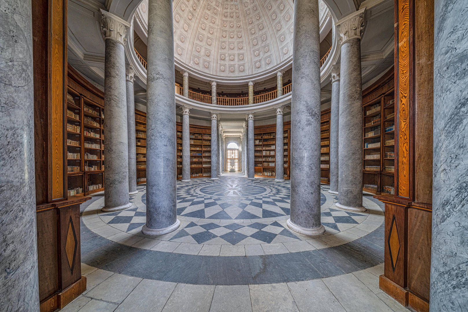 Kacina Empire Bibliothek | Blick in die Rotunde