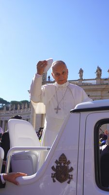 Käppchen-Tausch mit Papst Leo