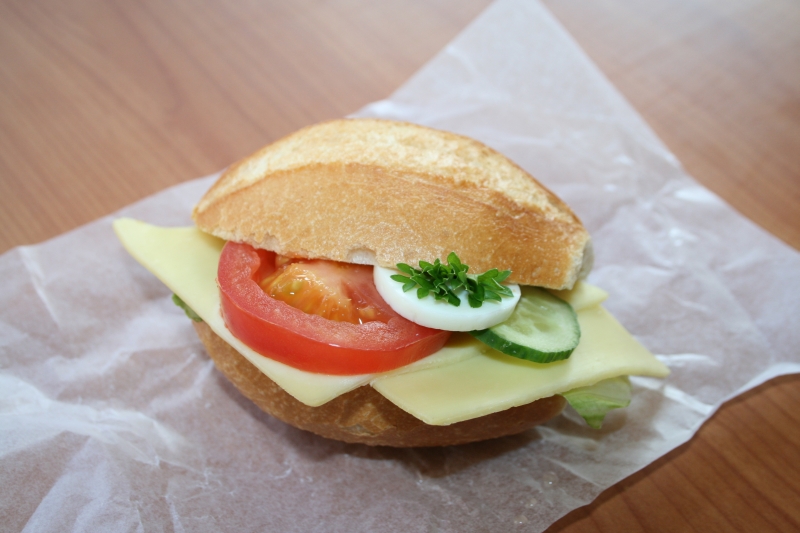Käse Brötchen im Büro ;) Foto &amp; Bild | stillleben, food-fotografie ...