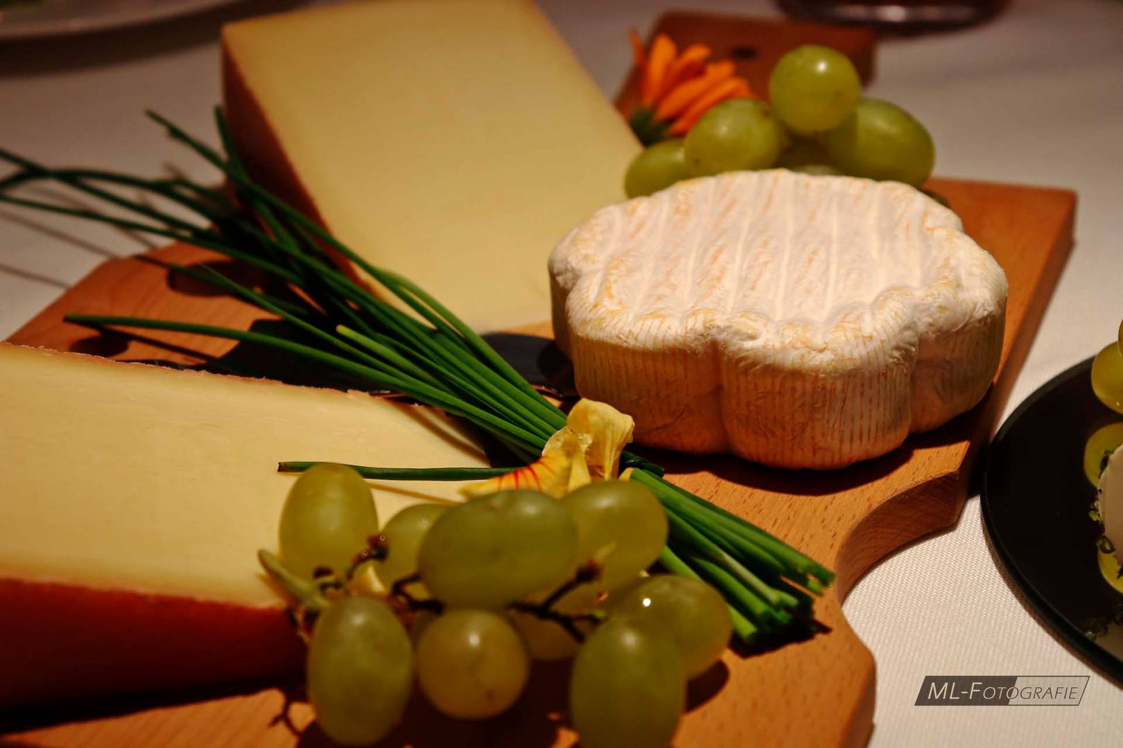 Käsebrett mit Schnittlauch Foto &amp; Bild | stillleben, food-fotografie ...